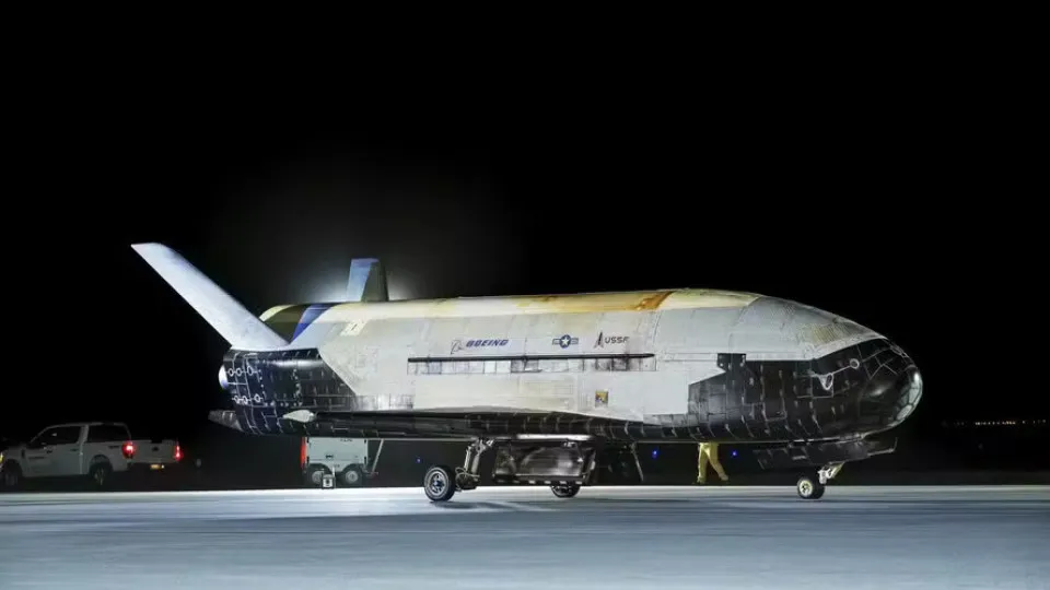 X-37B: Ônibus espacial secreto dos EUA retorna após 434 dias